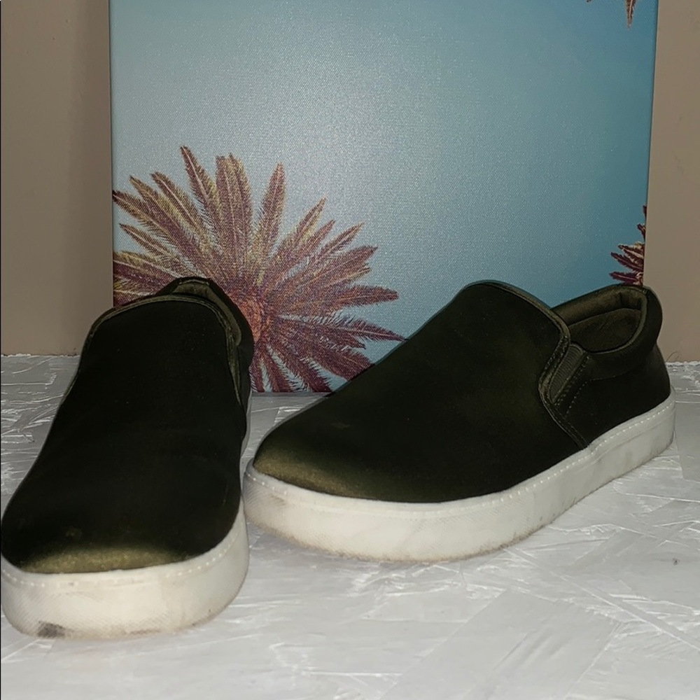 Everest green slide on’s